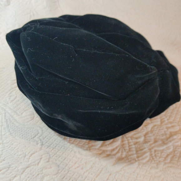 Foleys Vintage Women's Black Velvet Beret Style Hat 1950s Union Made In The USA - Picture 3 of 6